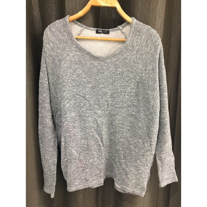 เสื้อยืดสีเทาคอกลมแขนยาวงานให้ความอบอุ่น FRJ jeans อก46 ยาว24 (งานมือสอง)17