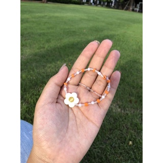 กำไลลูกปัดดอกไม้เเละหินตาเเมว(handmadede minimal orange white🧡⚪️)