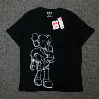 Uniqlo X KAWS CARRY TWON CHILDREN OUTLINE เสื้อยืด สีแดง ดํา คุณภาพพรีเมี่ยม