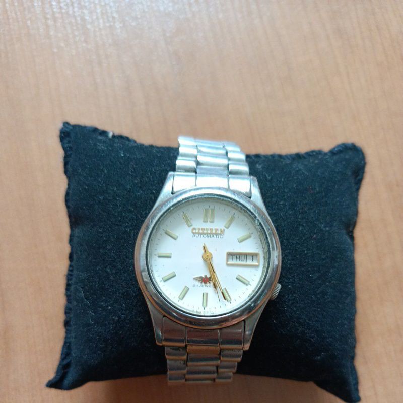 นาฬิกาแบรนด์เนม citizen21JEWELS ระบบ automatic หน้าปัดสีขาว ช่องวันที่ สายสแตนเลสของแท้มือสองสภาพสวย