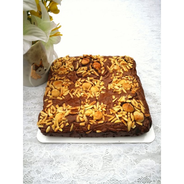 Macadamia and​ Almond​ Fudge​ Brownies/บราวนี่แมคคาเดเมียอัลมอนด์