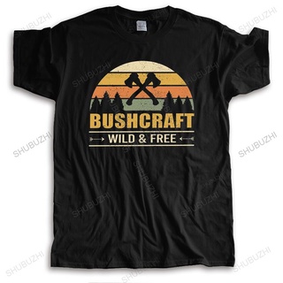 [S-5XL] เสื้อยืดคอกลม แขนสั้น ผ้าฝ้ายแท้ ลาย Bushcraft Wild And Free สําหรับผู้ชาย ตั้งแคมป์ เดินป่า ผจญภัย กลางแจ้ง