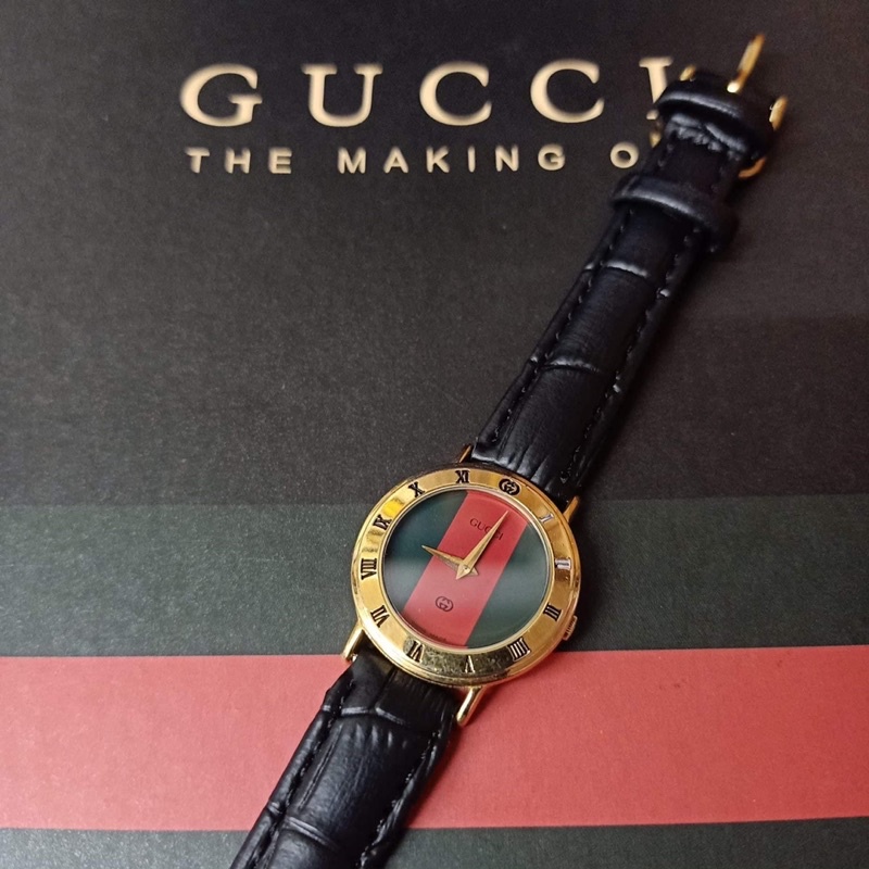 #Gucci 3000L Vintage Watch 💯💯  หน้าปัดเขียวแดง สี  Signature  2 เข็มทอง หลักเลขโรมัน กรอบและตัวเรือนทอง 18k  27 มิล