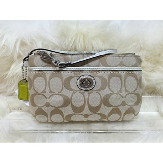 Impcoachza พร้อมส่ง กระเป๋าคล้องมือ Coach รุ่น PARK SIGNATURE MEDIUM WRISTLET (F49175) สีขาว