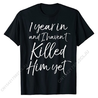 [COD]เสื้อยืด ผ้าฝ้าย พิมพ์ลายครบรอบ 1 ปี 1 ปี I Havent Killed Him Yet สไตล์คลาสสิก สําหรับผู้ชายS-5XL