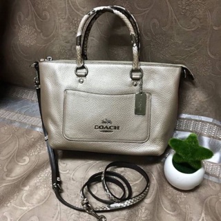 Coach F38877 MINI EMMA SATCHEL ขนาด : 11 3/4" (L) x 7 1/2" (H) x 4 3/4" (W)