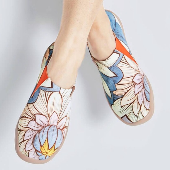 UIN fashion retro sports art casual sneakers travel shoes Nelumbo Artist Paint Women Canvas Shoes