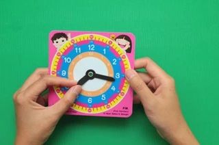สื่อการสอน นาฬิกาสอนเวลา อุปกรณ์ช่วยสอนเวลา What time is it 12.4x15.7 cm.