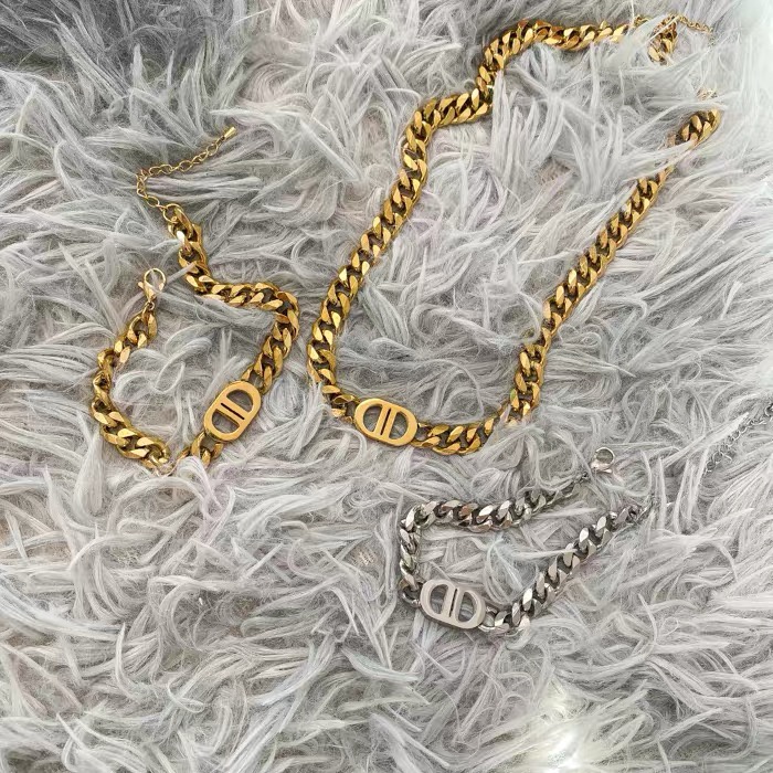 สร้อยคอโซ่เหล็กไทเทเนียม จี้รูปตัวอักษร D Pig สีทอง 18K ไม่ระคายเคือง