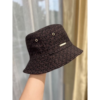 หมวก Michael Kors น่ารักมากกกกกก   ✅️ พิมพ์ลายโลโก้ MK สีน้ำตาล ทรงบัคเก็ต bucket hat