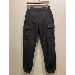 PRADA LOGO APPLIQUE SLIM FIT RE-NYLON CARGO PANTS กางเกงคาร์โก้ แบรนด์ปราด้า ผ้าไนล่อนสีดำ triangle logo สีแดง