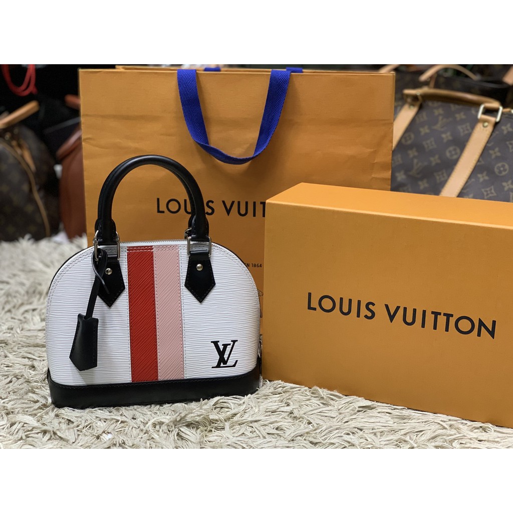 Louis Vuitton Alma BB EPI  ปี 2018 สภาพดีมากๆไม่มีตำหนิ  ทรงยังเป๊ะ ตัวลิมิเตด หายาก อุปกรณ์ กล่องถุงผ้าถุงกระดาษ