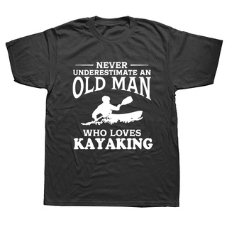 เสื้อยืดแขนสั้น พิมพ์ลาย Never Underestimate An Old Man Loves Kayaking Paddle เหมาะกับของขวัญวันเกิด สําหรับผู้ชายS-5XL