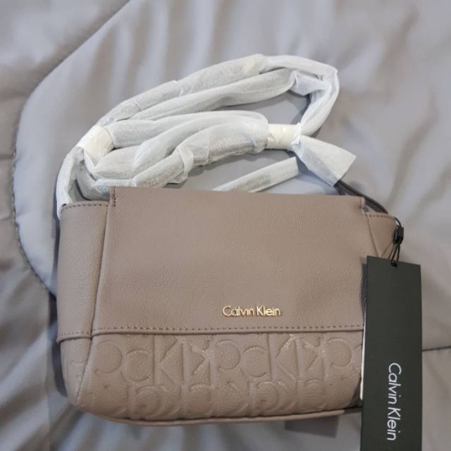 กระเป๋า Calvin Klein แท้ 100% มือ 1 สีเบจ