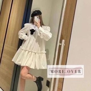 พร้อมส่ง🍿เดรสสีขาว over size กระโปรงบาน  แต่งดอกไม้เลื่อมดำ🥧 more
