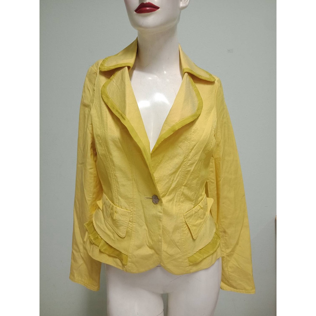เสื้อสูทมาใหม่สีเหลืองไซส์ S อก 32-34 นิ้ว ตัวนี้ทรงสั้นผ้าผสมชิมเมอร์วิ้ง แต่งชายระบาย ติด 1 กระดุมหน้า ไม่มีกระเป๋าใช้