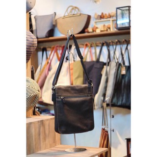 Leather Bag code : LB006 กระเป๋าหนังสะพายข้าง งานแฮนด์เมด สีน้ำตาลเข้ม