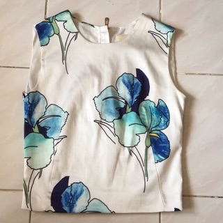 เสื้อแขนกุดสีขาว ลายดอกไม้ ซิปหลังสีทอง รูดได้ทั้งตัว ผ้าซาติน อก 32 ยาว19.5”