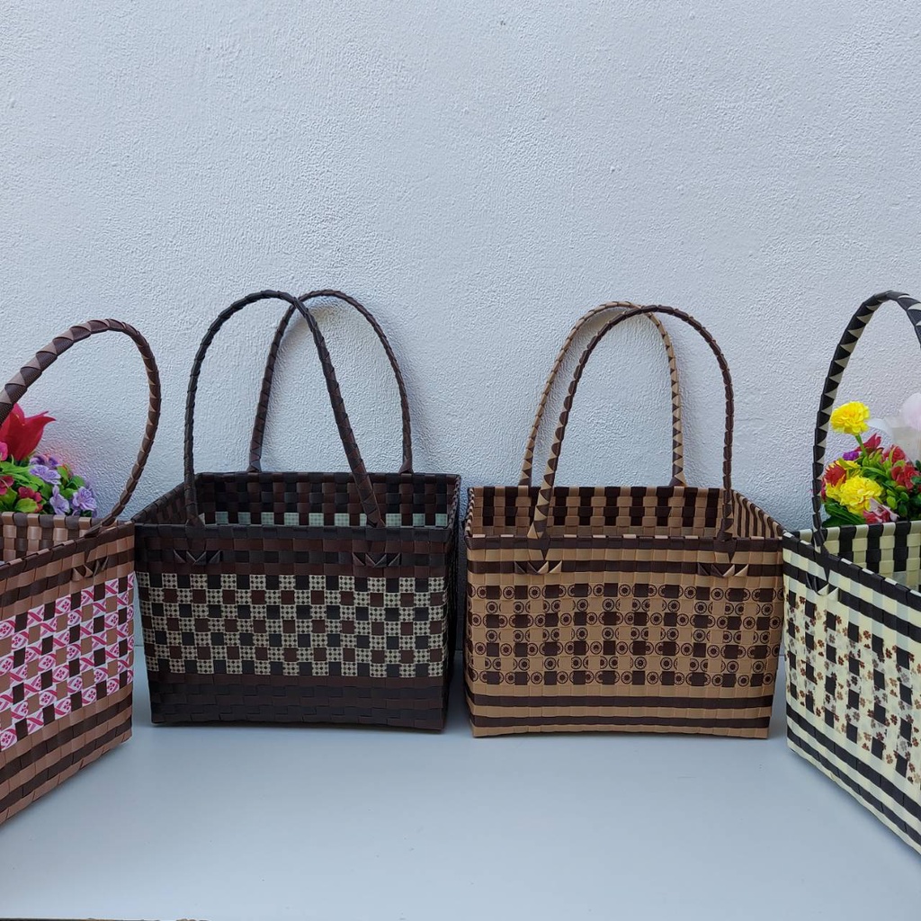 ตระกร้าสานเส้นพลาสติก ตระกร้าจ่ายตลาด โทนน้ำตาล ขนาดกว้าง21ยาว31สูง22 CM ขอบปาก