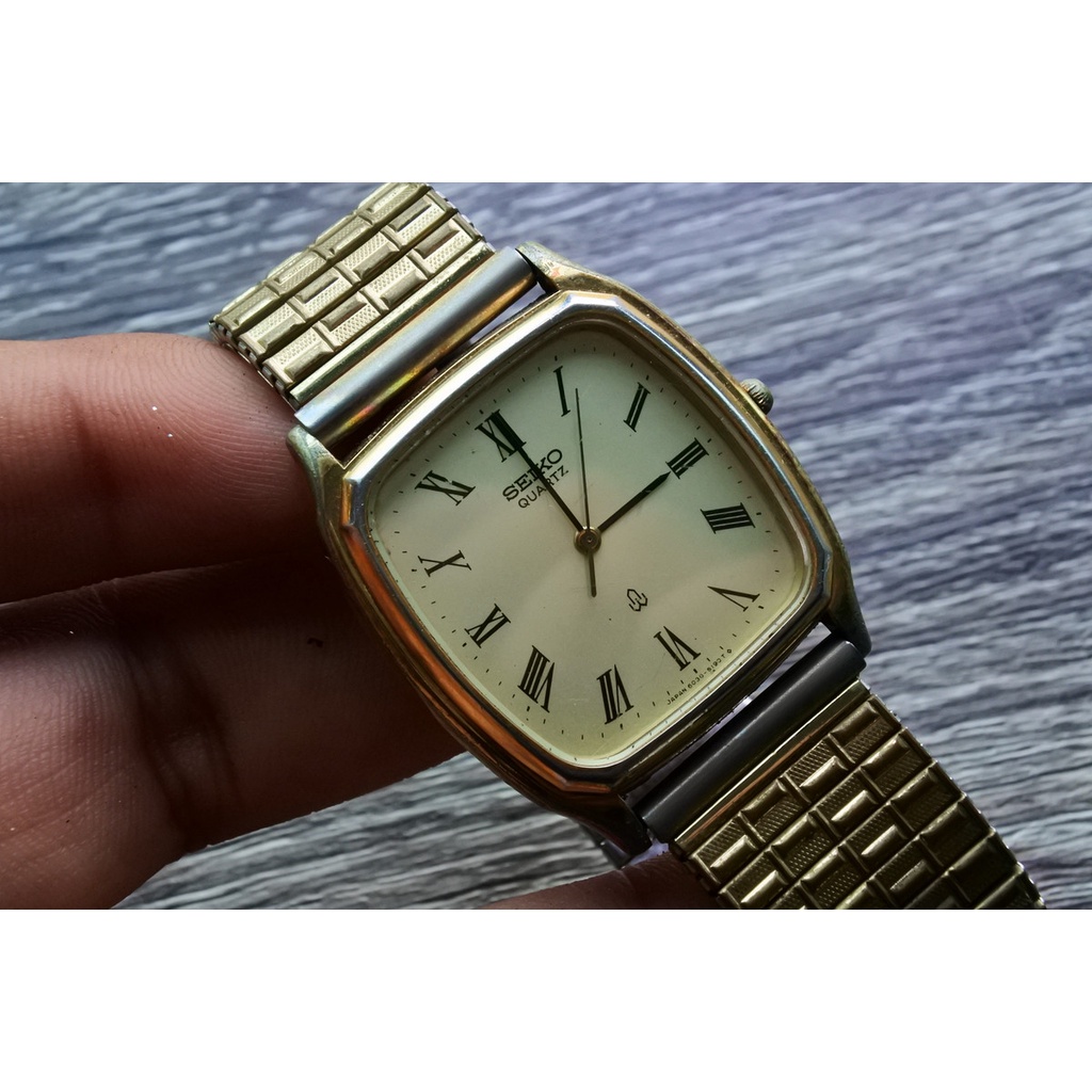 นาฬิกา มือสองญี่ปุ่น Seiko ระบบ Quartz ผู้ชาย สายสแตนเลสยืดได้ สภาพดี ของแท้ 100% เปลี่ยนถ่านใหม่แล้ว หน้าปัด 32mm