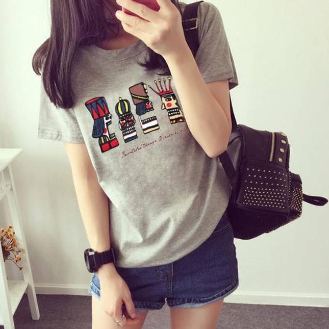 SALABO(พร้อมส่ง) เสื้อยืดแขนสั้น คอกลม Freesize ทรงเข้ารูป แต่งสกรีนลายคมชัด สำหรับสตรี #E02