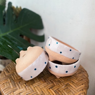 กระถางปั้นมืออ้วนกลม3ขาลายจุด🌵💙ขนาด4.5”*2.5”นิ้ว