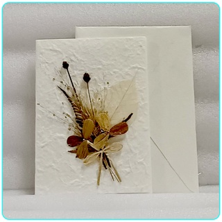 การ์ดอวยพรช่อดอกไม้แห้งดอกสน ใบยาง (ขนาด L) Handmade Mulberry Paper Card with Bunch of Dried Flowers (Size L)