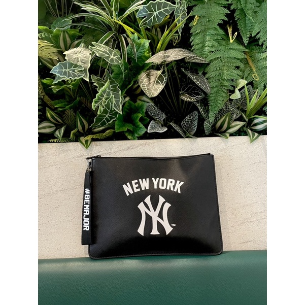 กระเป๋าNYแท้มือสอง กระเป๋าคลัทช์ MLBแท้ กระเป๋าแบรนด์แท้มือสองสภาพเหมือนใหม่ Authentic MLB NY Clutch Bag