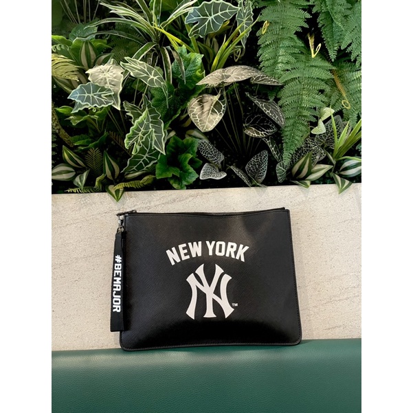 กระเป๋าNYแท้มือสอง กระเป๋าคลัทช์ MLBแท้ กระเป๋าแบรนด์แท้มือสองสภาพเหมือนใหม่ Authentic MLB NY Clutch