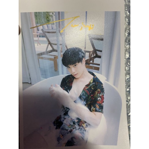 รูปถ่ายพี่ตี๋ SBFIVE พร้อมรายเซ็นสด