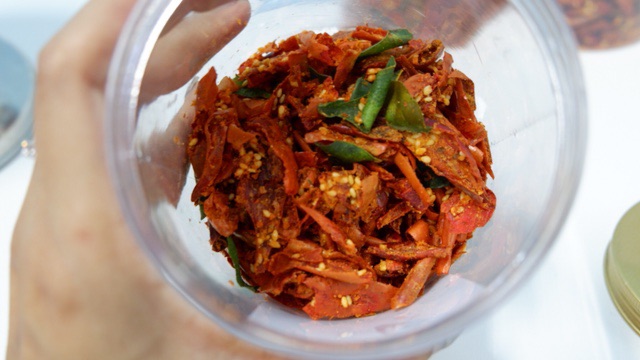 พริกคั่วงา กระปุกสำหรับ 1 ท่าน คั่วอบ ปราศจากน้ำมัน ไม่ใส่ผงชูรส และ วัตถุกันเสีย  อร่อย เข้มข้นเพราะใช้วัตถุดิบคุณภาพ - รูปที่ 2