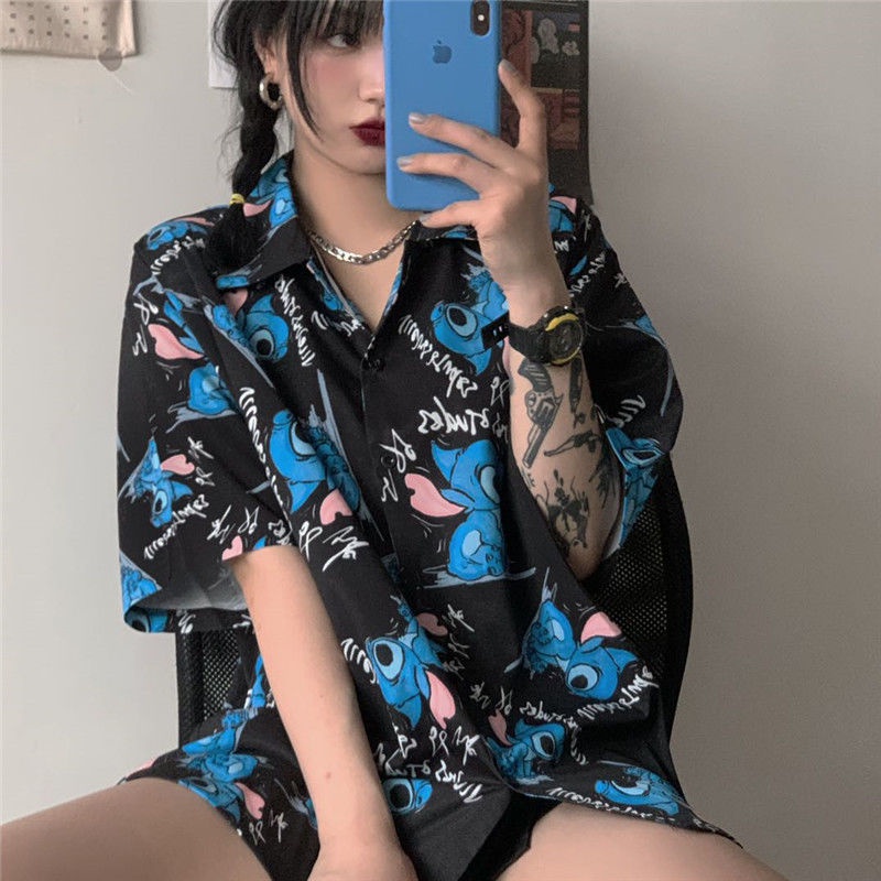 ใหม่ เสื้อยืดแขนสั้น พิมพ์ลายการ์ตูน Stitch ทรงหลวม สไตล์ฮ่องกง เรโทร แฟชั่นฤดูร้อน สําหรับผู้หญิง