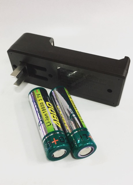 ถ่านชาร์จ18650 3.7V 4800mAh  มีให้2ก้อน พร้อมแท่งชาร์จคู่ 1อัน