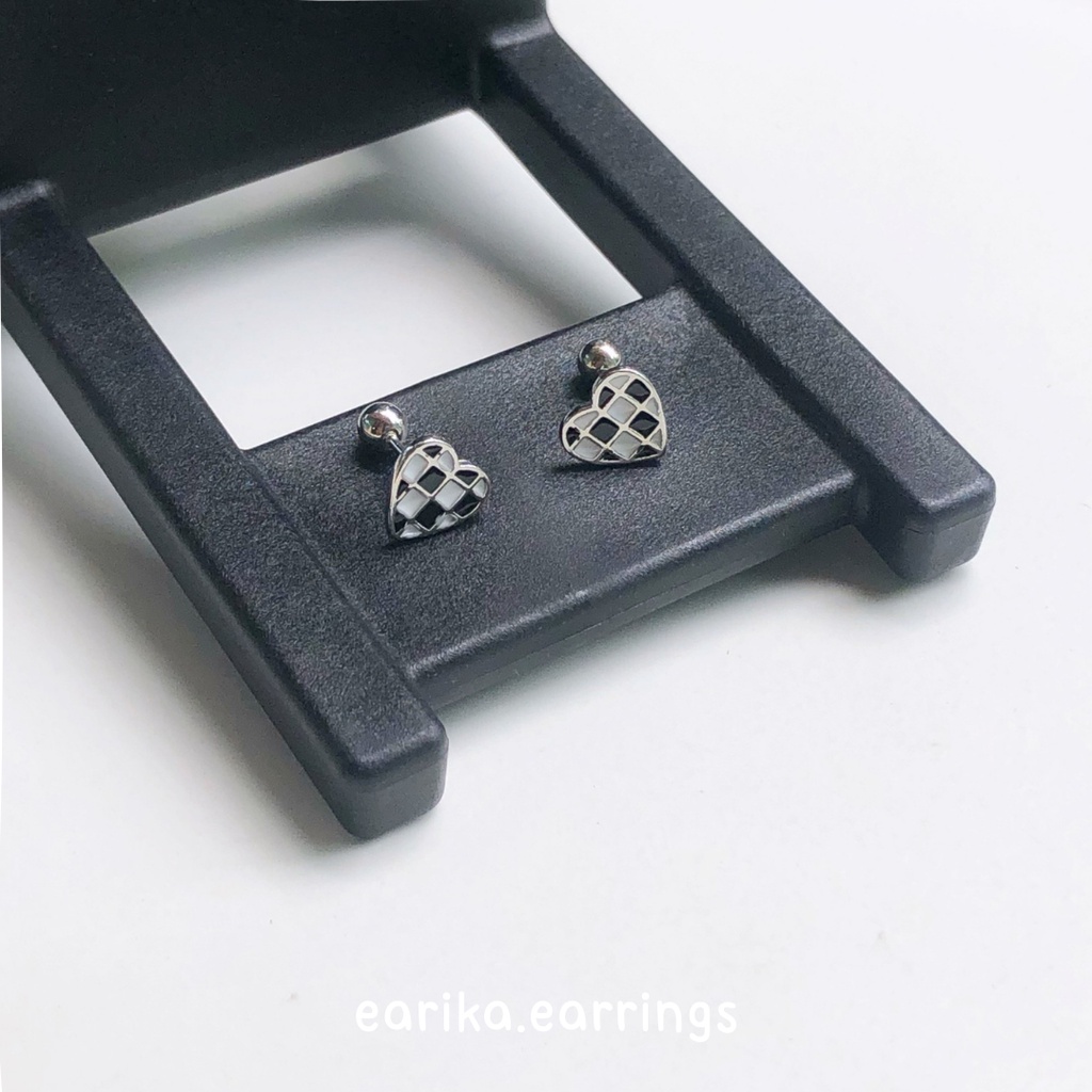 earika.earrings - silver heart chess piercing จิวหูเงินแท้จี้หัวใจลายหมากรุก เหมาะสำหรับคนแพ้ง่าย