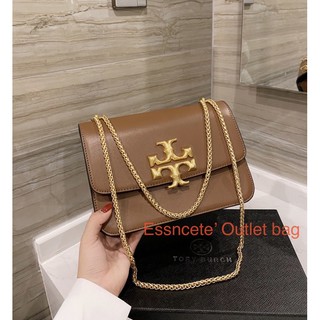 #Tory รุ่น Eleanor Small Convertible Shoulder Bag ใบนี้มาในรูปทรงสี่เหลี่ยมผืนผ้า ด้านหน้าประดับด้วยด้วยโลโก้แบรนด์