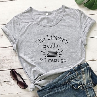 【100% cotton】เสื้อยืด พิมพ์ลายกราฟฟิค The Library Is Calling I Must Go น่ารัก สําหรับผู้หญิง