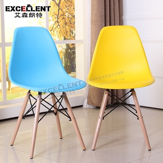 เก้าอี้ Eames เก้าอี้รับประทานอาหารไม้เนื้อแข็งสไตล์นอร์ดิกที่ทันสมัยและเรียบง่ายใช้ในบ้านพลาสติกพนักพิงสำหรับพักผ่อนในร