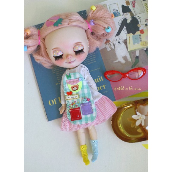 พร้อมส่ง ชุดตุ๊กตาบลายธ์ เดรสกับผ้ากันเปื้อนเกร๊ๆน่ารักฟุดดดๆ