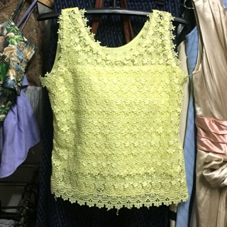 เสื้อลูกไม้นำเข้าแขนกุดสีเหลือง