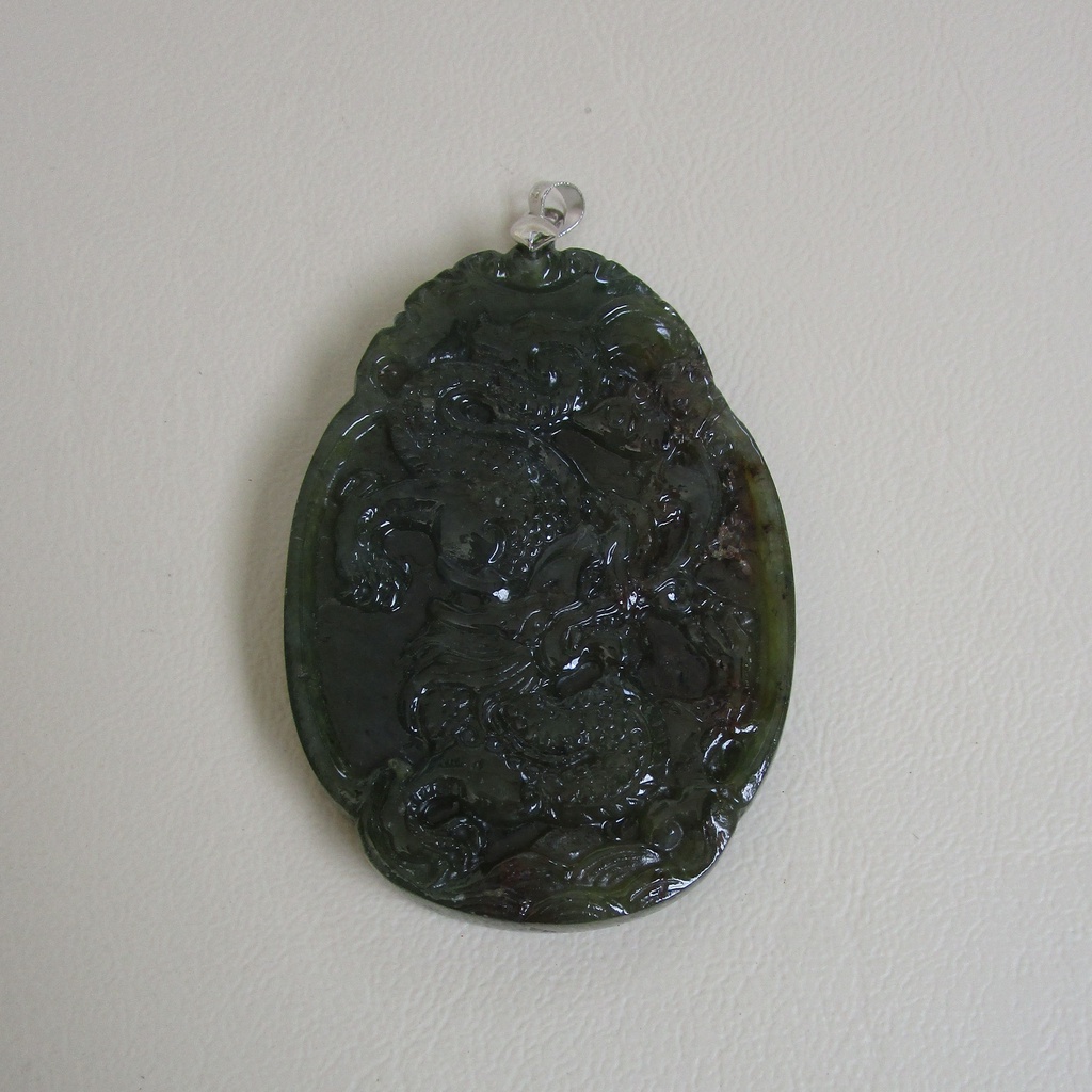 จี้หยกพม่าJadeiteแกะลายมังกรขนาด39.3x55.5x7.9mmสีเขียวเข้มสวยงาม