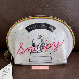 กระเป๋า Snoopy Confetti Series Pouch เป็นลายสวย ตรงขอบเป็นผ้าลายจุดสี ๆ ด้านในพิมพ์ลาย หัวซิปเป็นรูปดาว