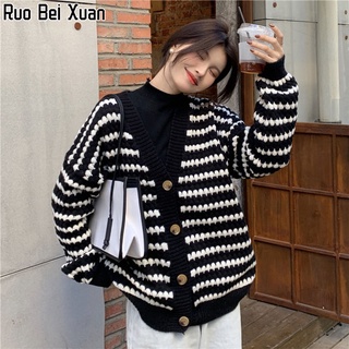 RUO BEI XUAN เสื้อสเวตเตอร์คอวีลายทางผู้หญิงฤดูใบไม้ร่วงและฤดูหนาวหลวมสไตล์ขี้เกียจด้านนอกถักคาร์ดิแกน