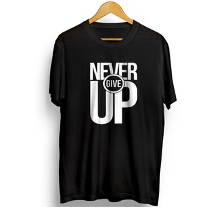 เสื้อยืดแขนสั้น ผ้าฝ้าย ลาย Distro Motif Never Give Up Combed 30s สีดํา สําหรับผู้ชาย และผู้หญิง ไซซ์ M L XL XXL