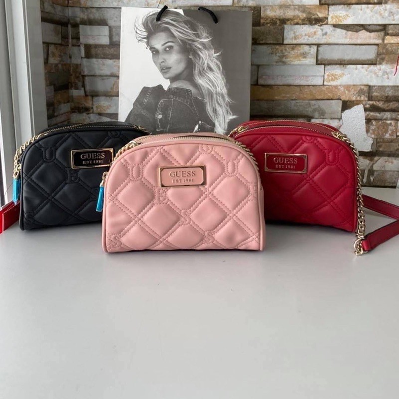 กระเป๋าสะพายข้าง Guess