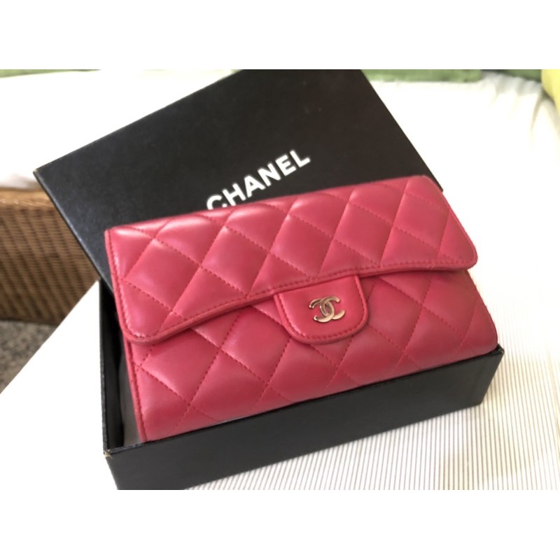 กระเป๋าสตางค์ ใบยาว CHANEL TRIFOLD WALLET วัสดุหนังแกะ มาพร้อมกล่อง มือสอง ของแท้ ไม่ใช่แม่ค้า ขายแบ่งปันไปใช้