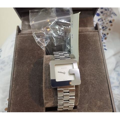 นาฬิกาแบรนด์เนม Gucci swiss made Gucci หน้าปัดน้ำเงิน 2.1 cm รูปตัว G สายสแตนเลสเลสเงินเงางาม แถมต่า