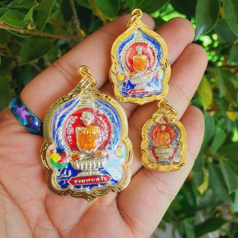 หลวงพ่อรวย รุ่นรวยพันล้านลงยาสวยงาม กะไหล่เงิน เลี่ยมกรอบทองไมครอนพร้อมห้อยบูชา (มี3ขนาดให้เลือกบูชา