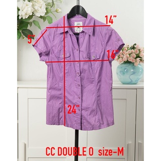 CC DOUBLE O.เสื้อเชิ้ตมือสอง  แขนสั้น  ผ้าคอตตอน สีม่วง มีกระเป๋าหน้าซ้ายขวา ปักด้านหลังเก๋ แบบน่ารัก  ไซ้ส์M สภาพดี สไล