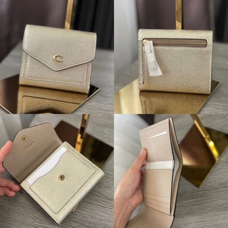 🎀 กระเป๋าสตางค์ สีทอง 3 พับ Coach Wyn Soft Leather Wallet C7181 Soft Gold Metallic Slim Small Trifold