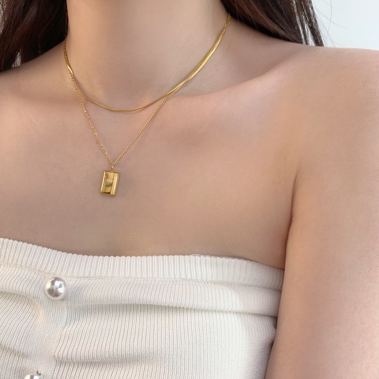 สร้อยคอไทเทเนี่ยมชั้นสี่เหลี่ยมสีทอง |Daisy.accessory.hn|